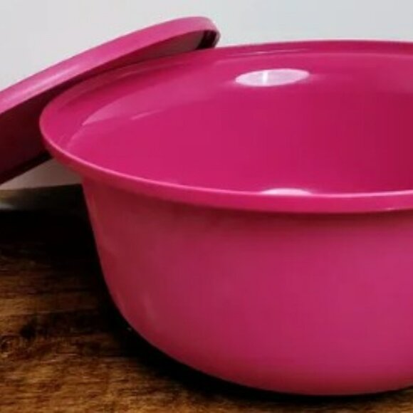 Tupperware Aloha Bowl 17 Cups Medium Flat Bottom Mixing Serving Bowl Radish Pink - Picture 1 of 4